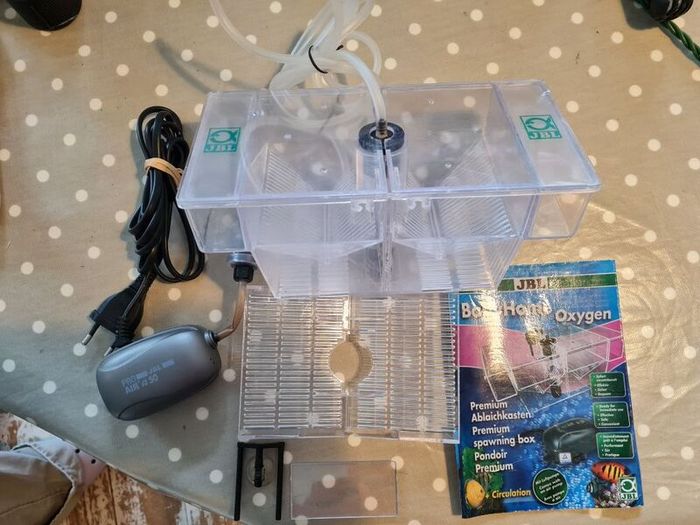 Spawning box with pump