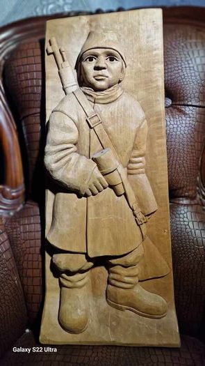 Sculptures, portraits made of wood.
