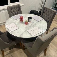 An amazing 43" round kitchen table and 4 chairs