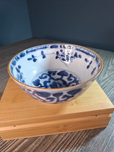 Chinese Kangxi porcelain Lotus bowl