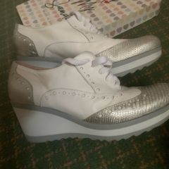 Wedge laced shoes