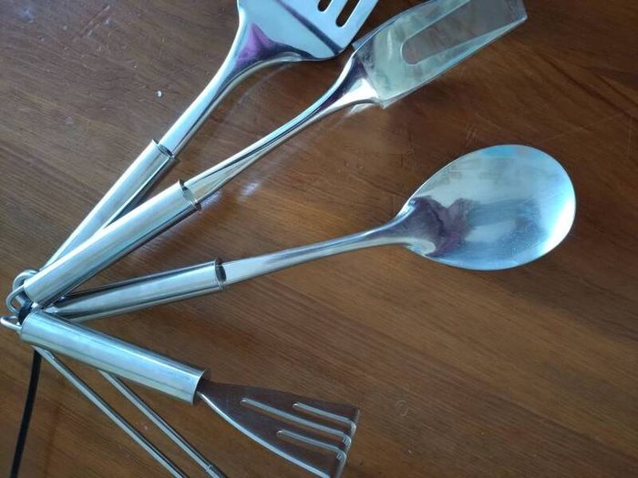 Utensil set and rail with hanging hooks
