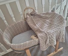 Cuddles Cable Knit Moses Basket with Folding Stand and Blanket