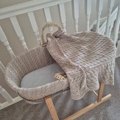 Cuddles Cable Knit Moses Basket with Folding Stand and Blanket