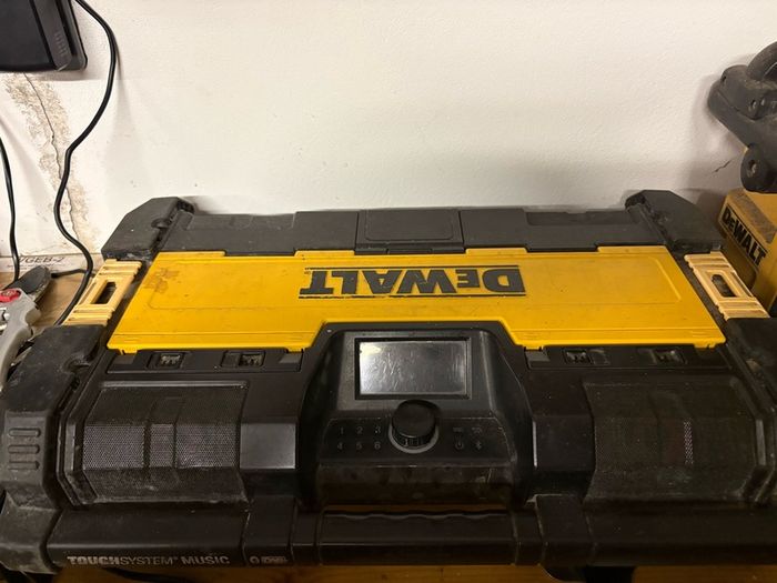 dewalt radio