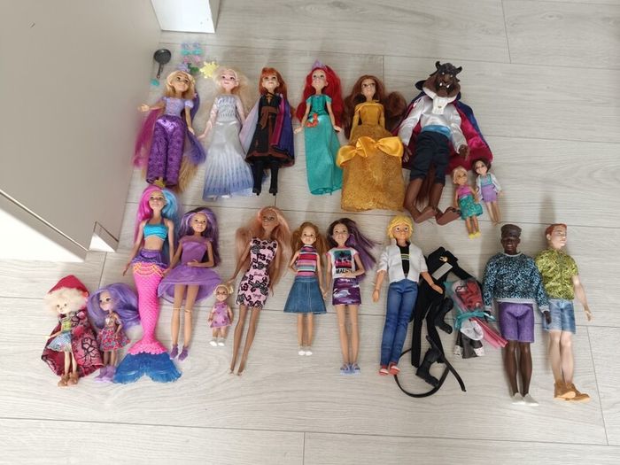 barbie house + dolls + accessories