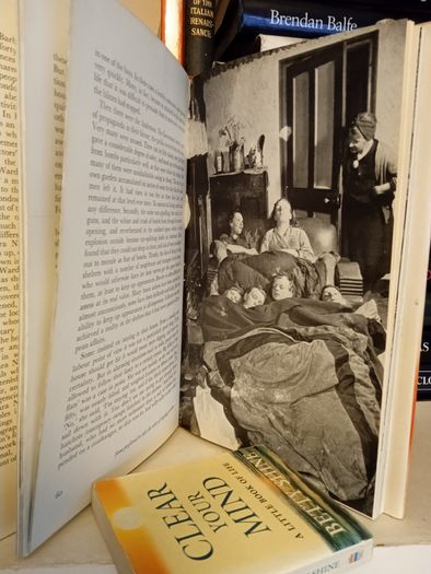 Raiders Overhead: A Diary of the London Blitz by Barbara Nixon (LP215)