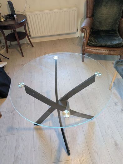 Table (80cm diameter) and 4 chairs