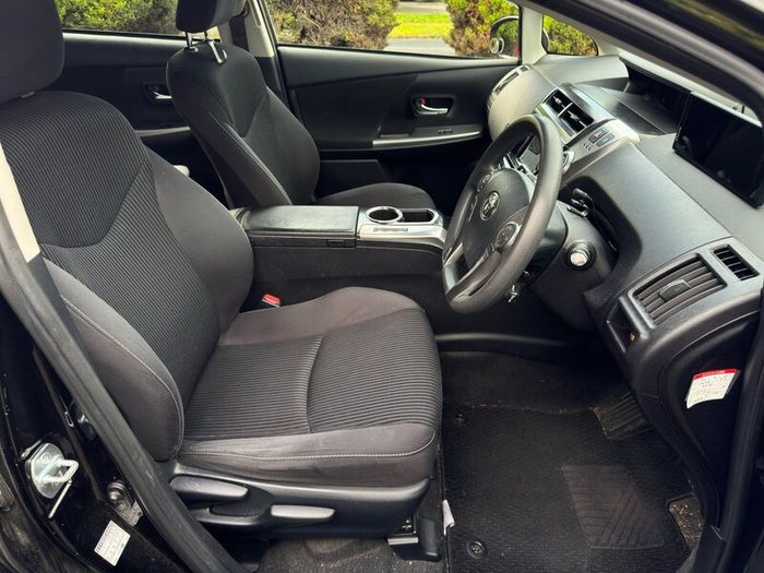 Toyota Prius Alpha 2015 7 Seater Auto Family Car