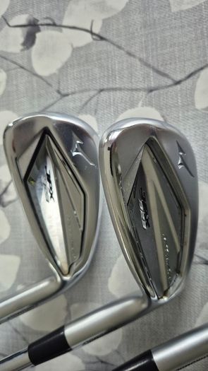 Mizuno JPX 923 Hot Metal irons and Sirxon Bag