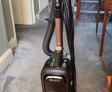 Shark Vacuum Cleaner, AX950UK