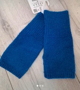 fingerless gloves
