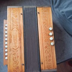 Hohner button according