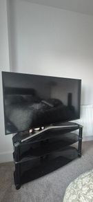 Samsung 50" FHD TV + tempered glass TV stand