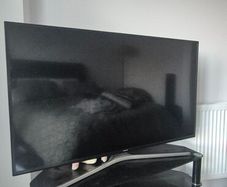 Samsung 50" FHD TV + tempered glass TV stand