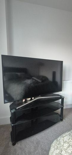 Samsung 50" FHD TV + tempered glass TV stand