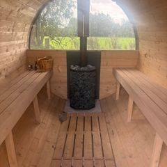 Sauna and cold barrell plunge with step