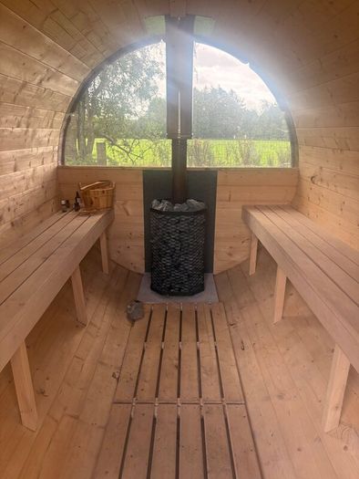 Sauna and cold barrell plunge with step