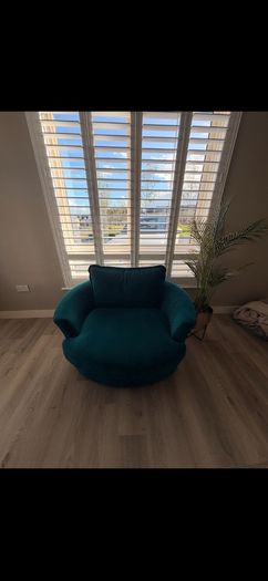 Teal love seat swivel.