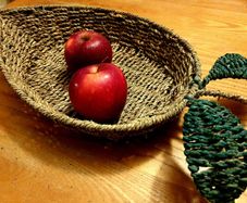 Woven apple-shaped fruit basket - excellent condition