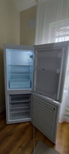 LOGIK 60/40 Fridge Freezer - White
