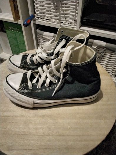 trainers converse with box