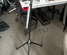 K and m tripod stand