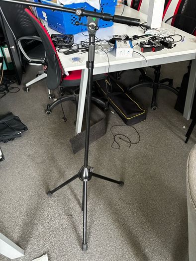 K and M tripod stand