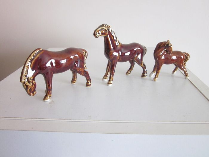 3 Vintage Small Swatow China Treacle Glazed Horses 1940