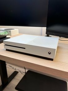 Xbox One S 500gb with Controller