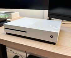 Xbox One S 500gb with Controller