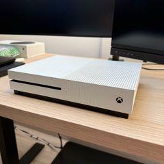 Xbox One S 500gb with Controller