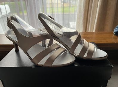 Brand new Naturalizer sandals- 36