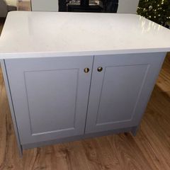 Kitchen island with quartz worktop