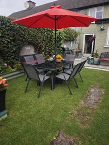 garden table and chairs with parasol