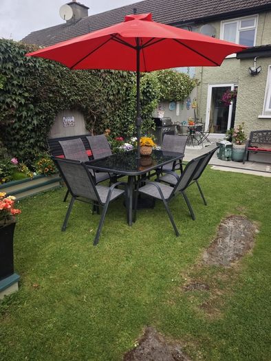 garden table and chairs with parasol