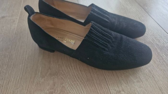 Ladies suede shoes