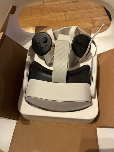 Metaquest 3s VR headset and controllers
