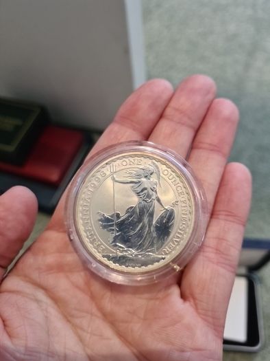 1998 British 1 oz Silver Britannia coin featuring the iconic standing Britannia design by Philip Nathan.