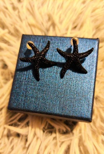 Small Shiny Earrings with Black Starfish Motif Elegant Minimal Style
