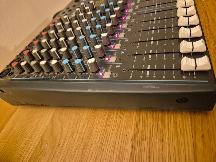 Studiomaster Club 2000 102 Hiz Plus sound mixer