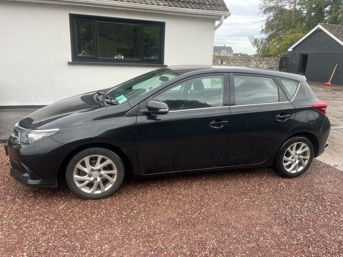 Black Toyota Auris 2016