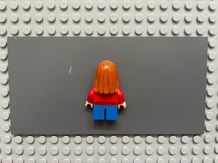 lego Jurassic world jw024 Maisie Lockwood minifigure - Red Jacket, Dark Orange Hair