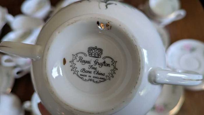 Royal Grafton China Dinner Set (51 pieces)