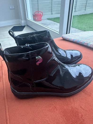 Girls boots