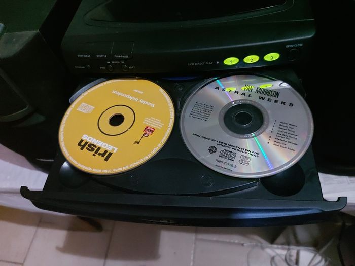 Philips Mini Hi-Fi System, Model FW 355C, 3 CD Changer, Radio and dual Tape Deck and 2 Lovely Philips speakers, in very Good Condition
