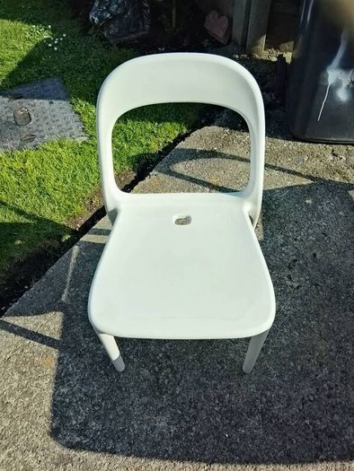 garden table and chairs
