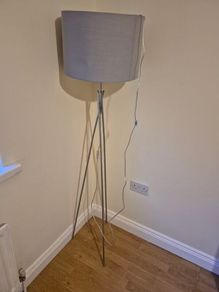 Tripod floor lamp