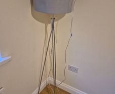 Tripod floor lamp