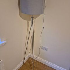 Tripod floor lamp